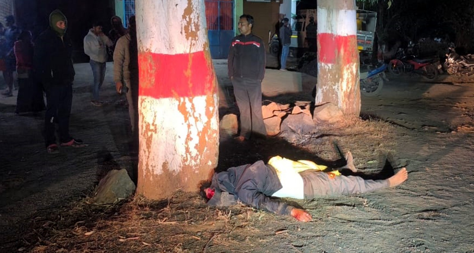 दुमका:  सड़क किनारे फेंका सिर कुचला युवक का शव, हत्या की आशंका, जांच में जुटी पुलिस 