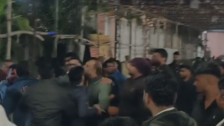 रसियन बोल कर लोकल डांसर को स्टेज पर कराया डांस! जम कर हुआ बवाल, देर रात  रांची में जमकर चले लात-घुसे | THENEWSPOST.in