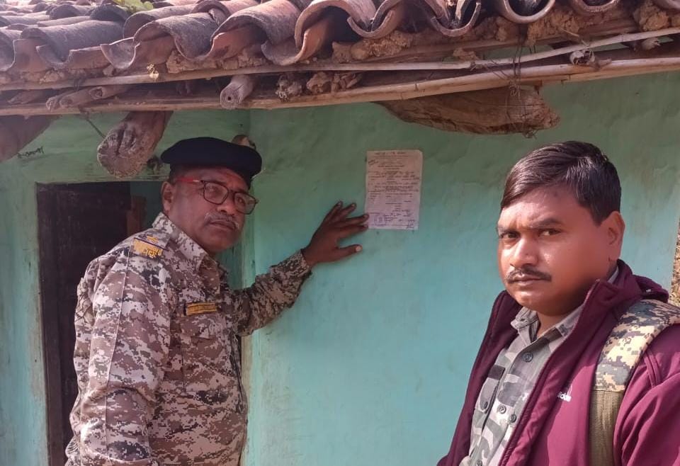 लातेहार में नक्सली के घर पुलिस ने चिपकाया इश्तिहार, जल्द से जल्द सरेंडर करने का आदेश