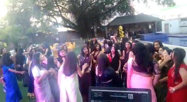 बेपरवाह अभिभावक - शिक्षक : फेयरवेल पार्टी नहीं, यहां हो रहा कोरोना का वेलकम