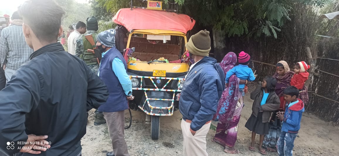 अनियंत्रिक ऑटो पलटा एक की मौत ,11 घायल