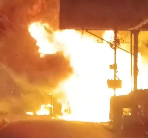 देवघर में होली की रात कई दुकानें में लगी आग, लाखों के नुकसान की आशंका