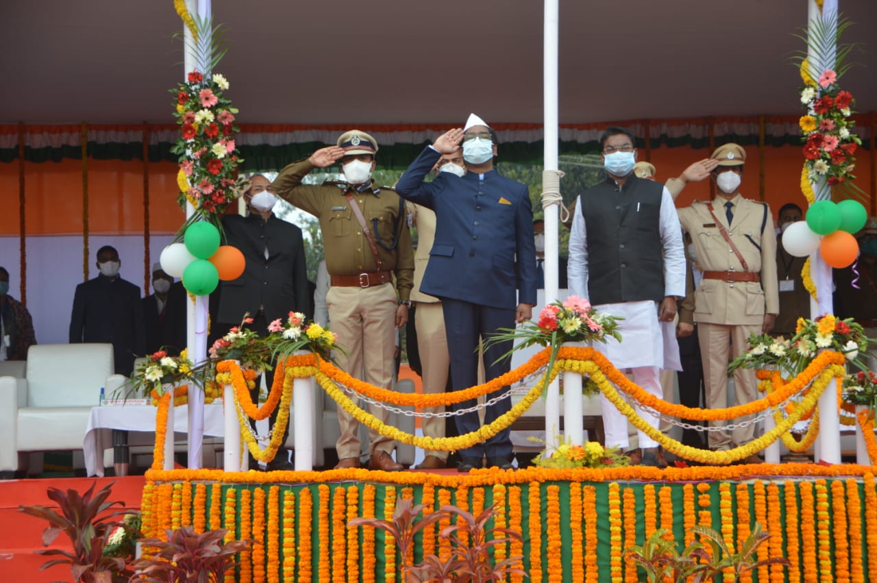 दुमका में सीएम हेमंत सोरेन ने किया ध्वजारोहण, पेट्रोल सब्सिडी योजना लॉन्च