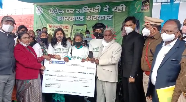 मंत्री चंपई सोरेन ने तिरंगा फहराया, पेट्रोल सब्सिडी योजना के लाभुक हुए लाभान्वित
