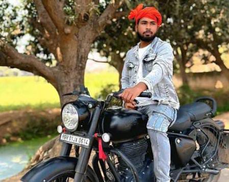 मोबाइल चार्ज करने की बात कहकर घर से निकला ये युवक,फिर दरवाज़े पर खून से लठपथ मिली लाश, पढ़े कहां का है मामला
