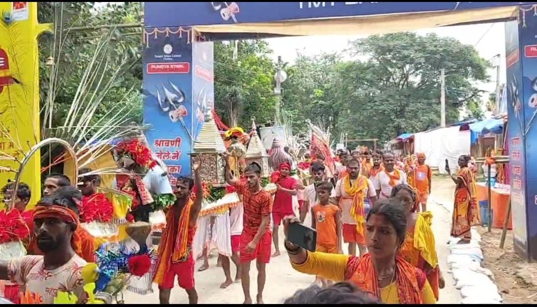 54 फ़ीट का आकर्षक चांदी का कांवर लेकर 400 शिव भक्त पहुंच रहे बाबा दरबार, भोलेनाथ के जयकारे से गूंजा कांवरिया पथ