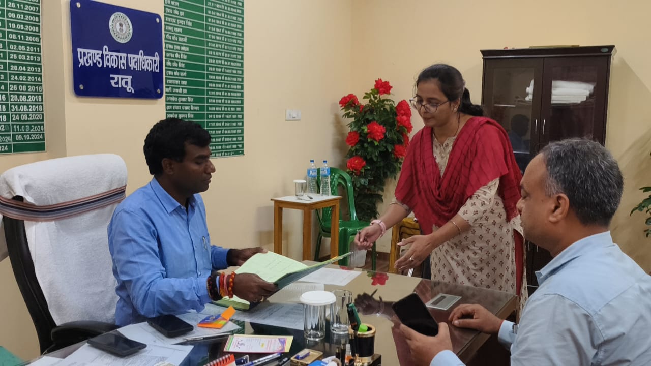 अचानक अंचल कार्यालय पहुंच गए डीसी,ग्रामीणों से पूछने लगे कार्यालय का हाल,बिचौलिये नहीं आए