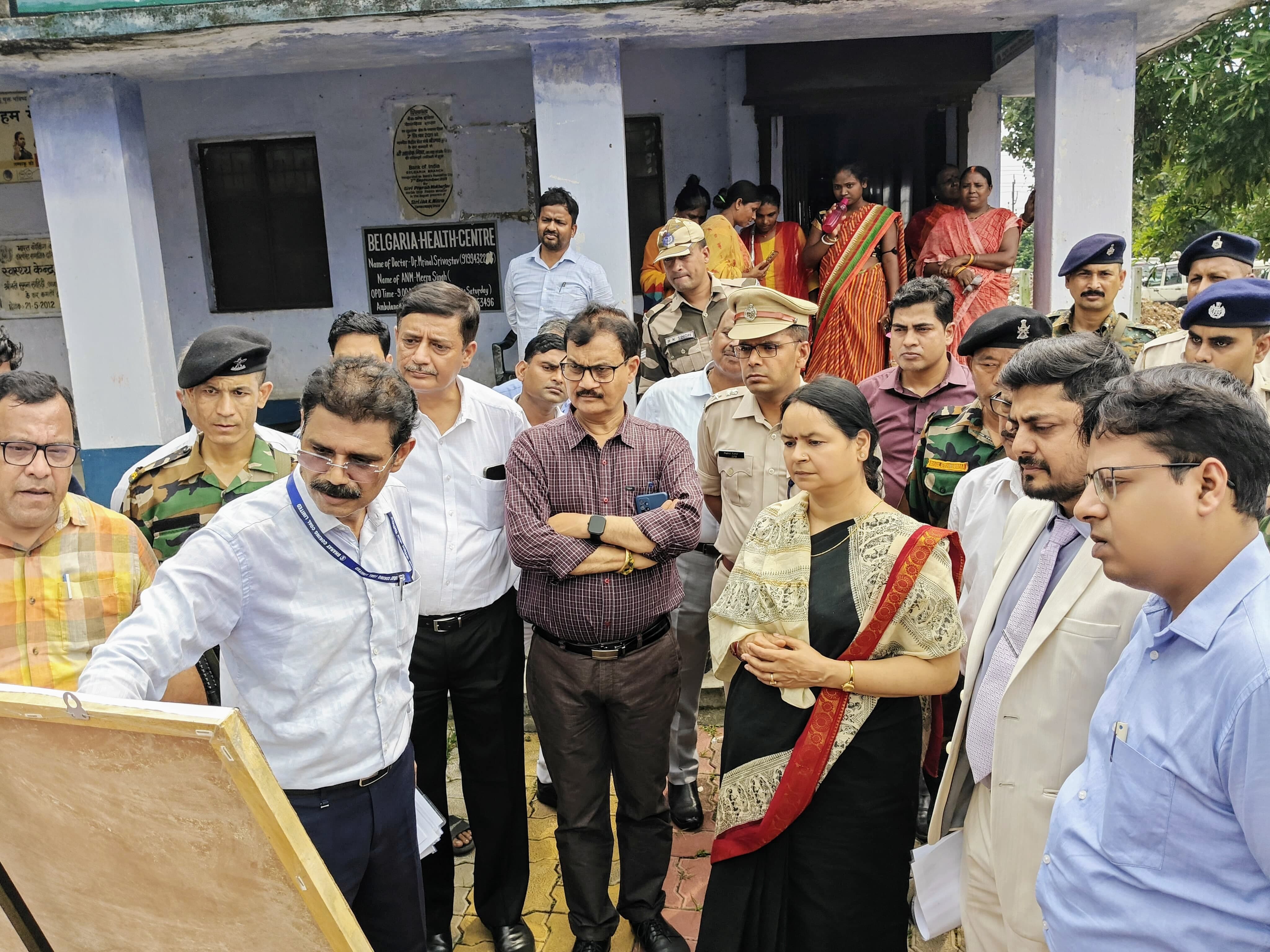 Dhanbad: बेलगड़िया के लोगों ने मुख्य सचिव को बताई अपनी परेशानी तो क्या मिला भरोसा,पढ़िए इस रिपोर्ट में