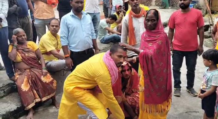 मास्टर साहब का पिछले 2 साल से चल रहा था प्रेम प्रसंग, जब लड़की के बाप ने दोनो को बंद कमरे में देखा तो कर दिया हाल