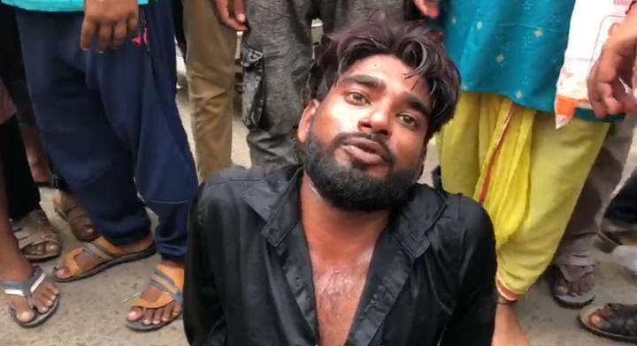 हाथ पैर में रस्सी बांधकर बीच सड़क युवक को घसीटते रहे लोग, लेकिन पुलिस को नहीं लगे भनक, देखें हैरान करनेवाला-VIDEO