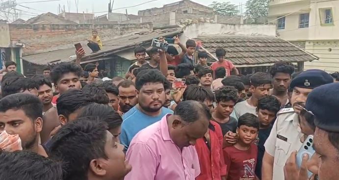 बिजली संकट से ग्रामीणों में उबाल, 10 घंटे तक धुलियान मुख्य पथ जाम, प्रशासन के आश्वासन के बाद खुला रास्ता