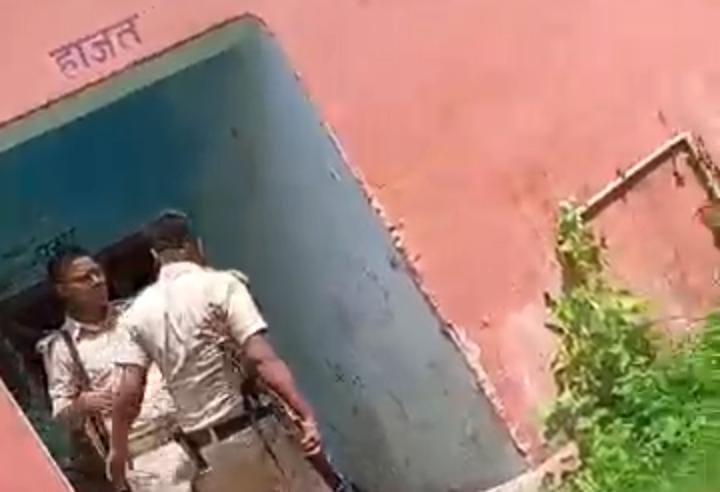 बिहार में ऐसा ही होता है ! पुलिस और कैदी में जमकर हुआ गाली गलौज,आप भी देखिए कैदी की दबंगई का VIRAL VIDEO 