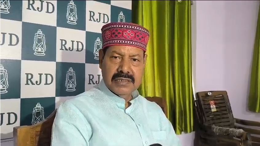 तेजस्वी के धमकीबाज़ विधायक! गुस्से में भाई वीरेंद्र ने पंचायत सचिव को जूते से मारने की दे दी धमकी, सुनिये-VIRAL AUDIO