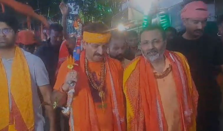 भाजपा के  स्टार नेता मनोज तिवारी ने सुल्तानगंज से शुरू की कावड़ यात्रा, बीच रास्ते सांसद निशिकांत भी हुए शामिल