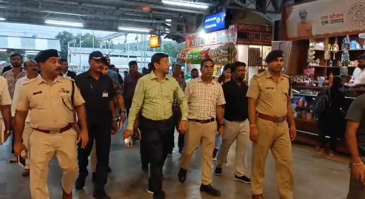 मालदा रेलमंडल डीआरएम ने किया साहिबगंज रेलवे स्टेशन का निरीक्षण,गंदगी देख  हुए नाराज़