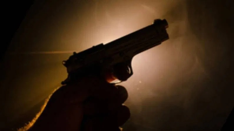 BREAKING: रसूख के नशे में पूर्व मंत्री के बॉडीगार्ड ने बार में की फायरिंग