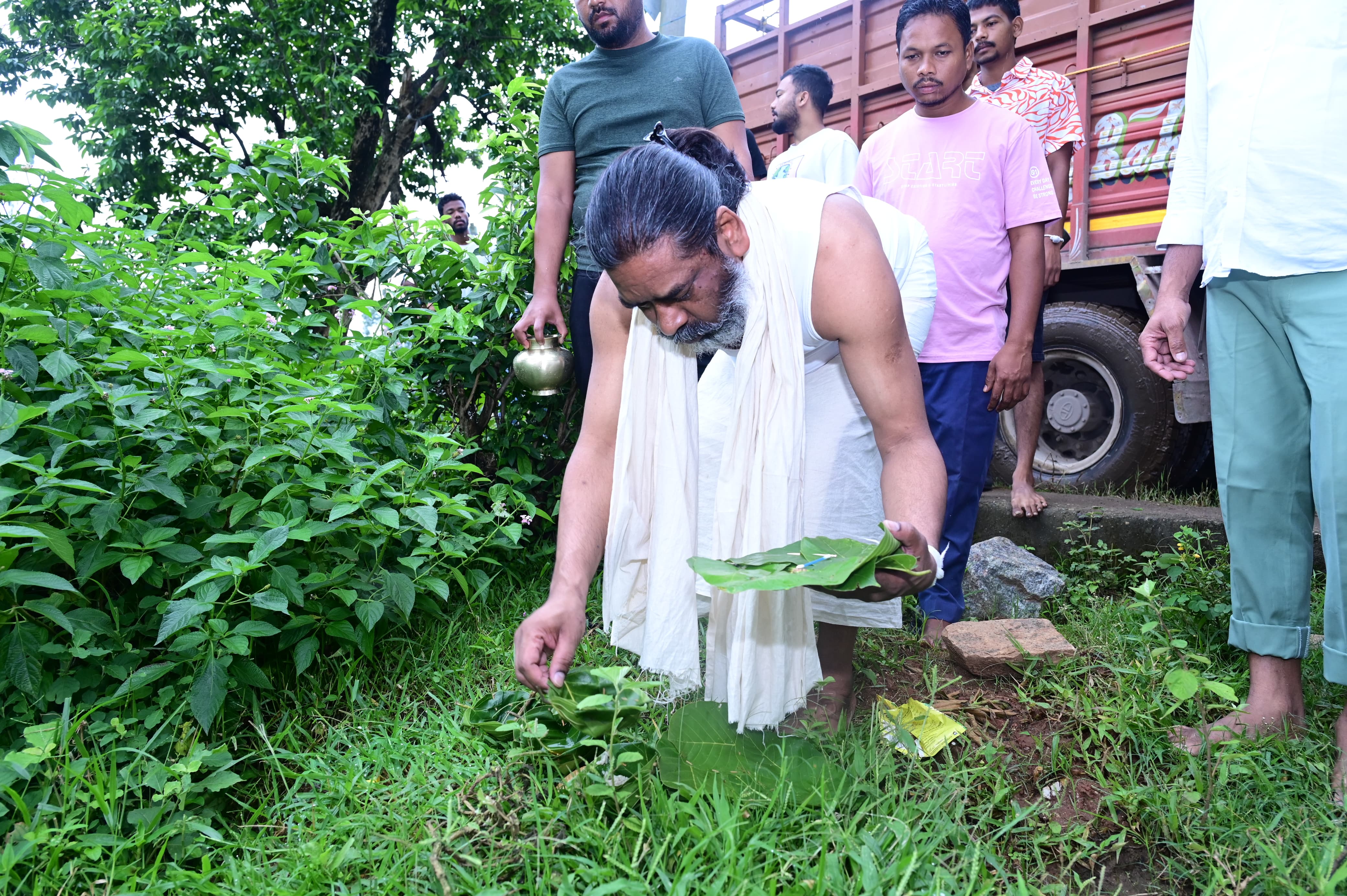 गम और कर्तव्य के बीच सामंजस्य बैठा रहे बेटे हेमंत, पिता के श्राद्ध में निभा रहे परंपरा और जिम्मेदारी