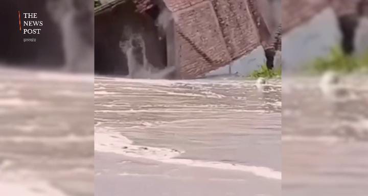 OMG! महज 12 सेकंड में गंगा में समा गया पक्का मकान,नजारा देख सहमे लोग, देखें-VIRAL VIDEO 