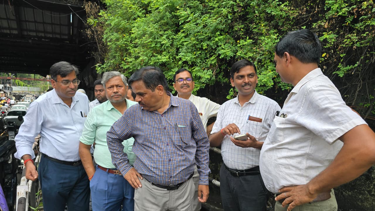 धनबाद का गया पुल अंडरपास : नाले का पानी सड़क रिपेयरिंग में बन रहा बाधा लेकिन अब नहीं बनेगा ,क्यों -पढ़िए !!