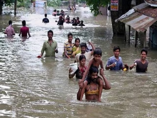 बिहार: चुनाव के शोर में कही दब  गई है बाढ़ की विभीषिका, 25 लाख लोगों का जीवन संकट में!