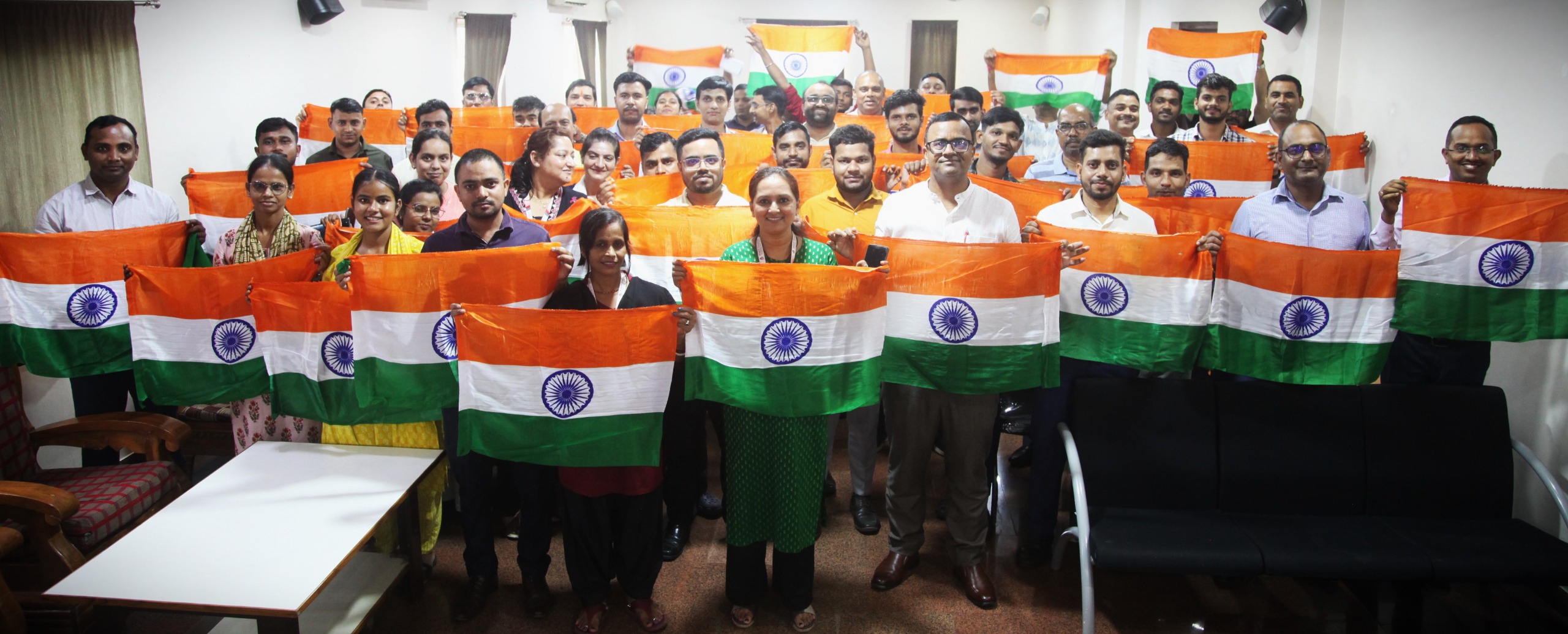 तिरंगे संग संकल्प — वीरों के बलिदान, देश की अस्मिता और हमारी एकजुटता का प्रतीक है यह तिरंगा !!