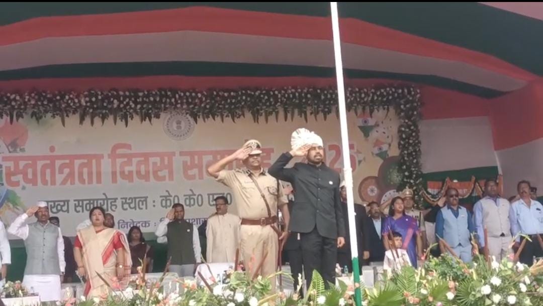 देवघर के नगर स्टेडियम में उपायुक्त नमन प्रियेश लकड़ा ने फहराया राष्ट्रीय ध्वज, इस बार सादगी से मनाया गया स्वतंत्रता दिवस समारोह