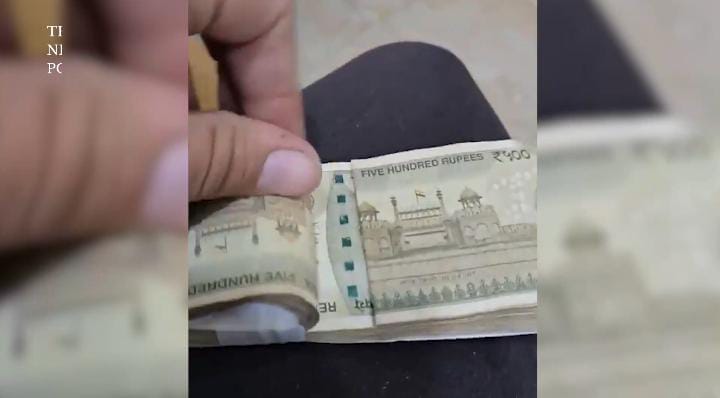 500 रुपये के नोटों की गड्डी में हो रहा है बड़ा स्कैम, नहीं दिया ध्यान, तो हो जायेंगे कंगाल,कैसे देखिए-VIRAL VIDEO