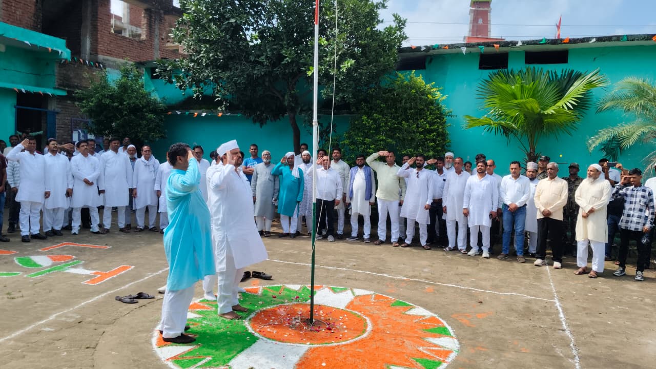 मदरसा खैरुल इस्लाम में शान से फहराया गया तिरंगा, लगाए गए हिंदुस्तान जिंदाबाद के नारे