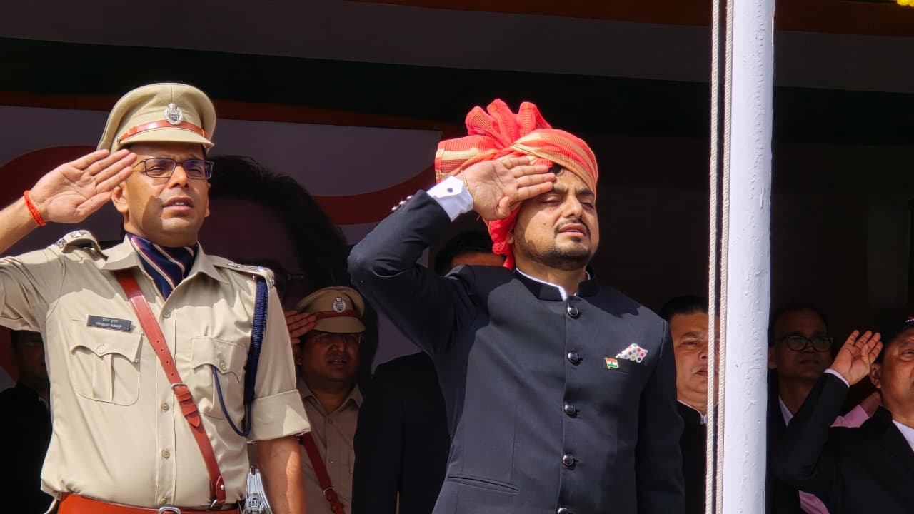 झंडात्तोलन के बाद डीसी ने कहा -धनबाद हर क्षेत्र में पकड़ लिया है विकास की राह ,बेहतर जिला बनाने में आप सभी करें सहयोग !!