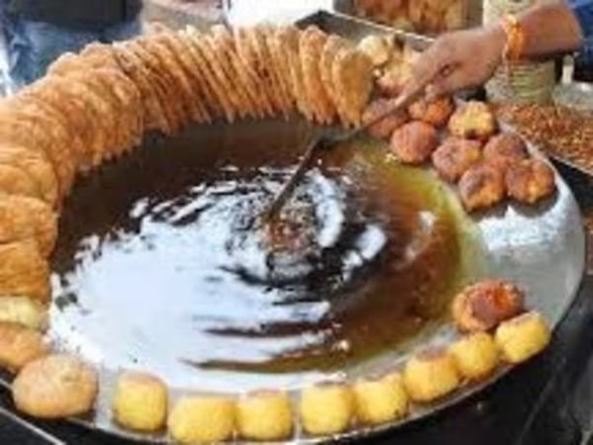 इस चाट वाले की करतूत कर देगी हैरान !! गांजा -भांग की चटनी के साथ बेचता था आलू की टिक्की !!