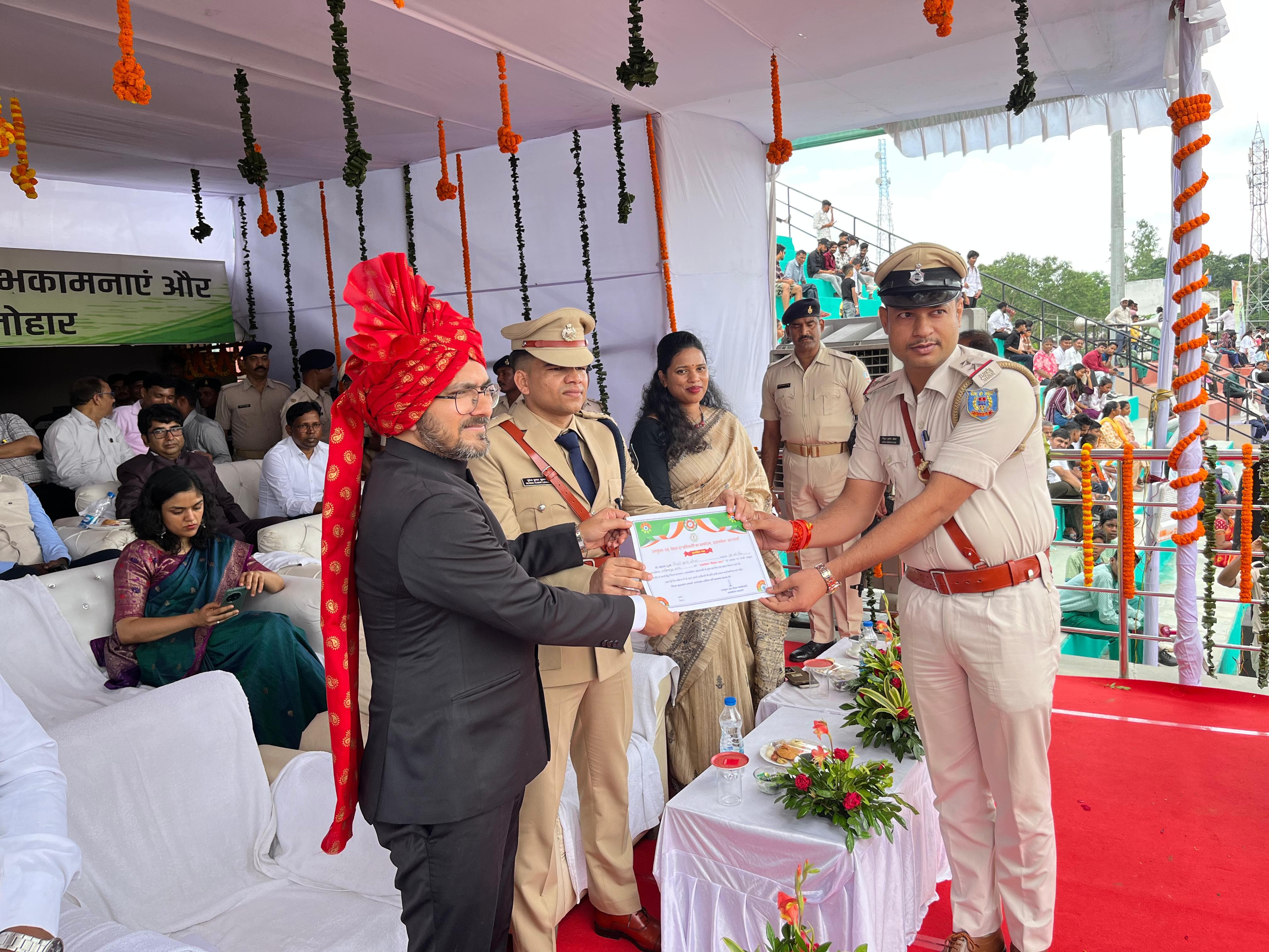सरायकेला में 79वां स्वाधीनता दिवस धूमधाम से मनाया गया: भगवान बिरसा मुंडा स्टेडियम में हुई परेड और स्वतंत्रता सेनानियों को किया गया नमन