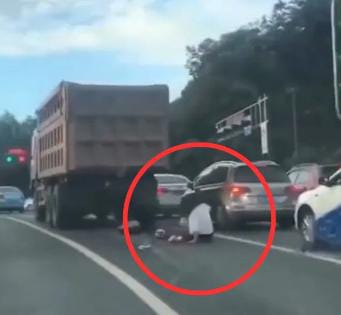 OMG! स्कूटी लेकर सिग्नल पर खड़ी थी लड़की तभी अचानक उसके ऊपर से चढ गई ट्रक, वीडियो देख दहला लोगों का कलेजा