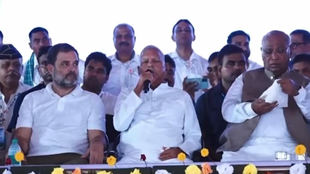 पुराने अंदाज में लौटे लालू यादव, मंच पर गाने लगे 'लागल-लागल झूलनिया में धाक्का बलम, कलकत्ता चल', देखिए वायरल विडिओ