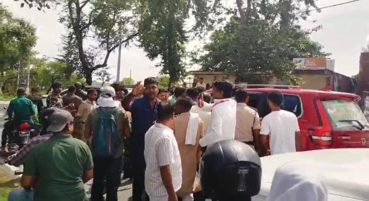 वोट अधिकार यात्रा में ये क्या हुआ? आपस में भिड़े राजद सांसद-विधायक के अंगरक्षक निर्दलीय प्रत्याशी के समर्थन में लगे नारे