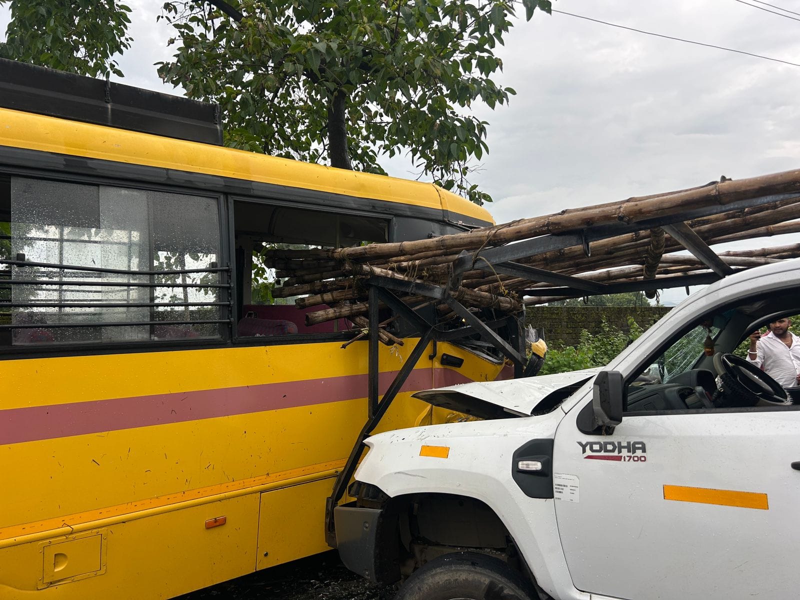 Breaking:बंगाल से गिरिडीह जा रही यात्री बस धनबाद के गोविंदपुर में दुर्घटनाग्रस्त, पढ़िए आगे क्या हुआ