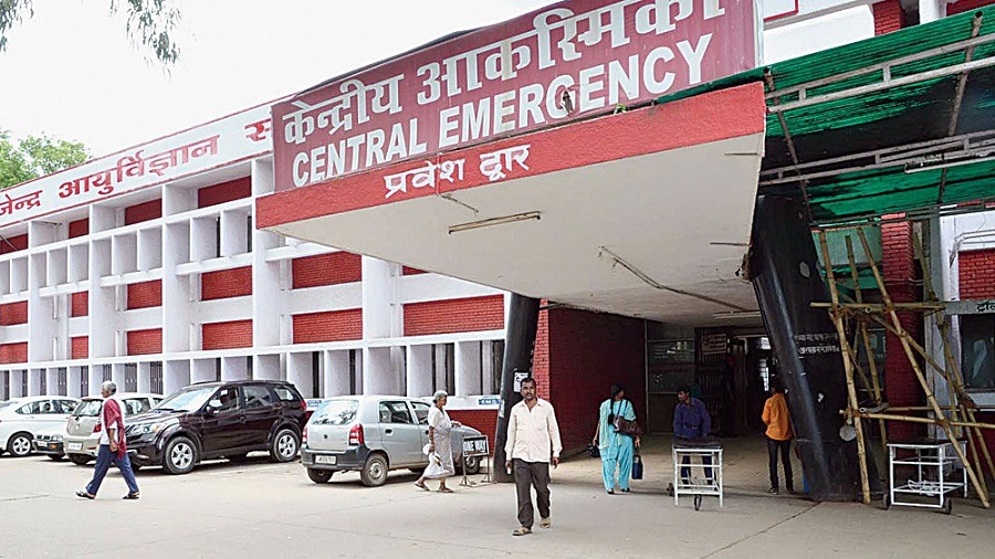 BIG BREAKING: रिम्स में कैंटिन से चाय पीने के बाद डॉक्टर हुए बेहोश, वेंटिलेटर पर रखा गया