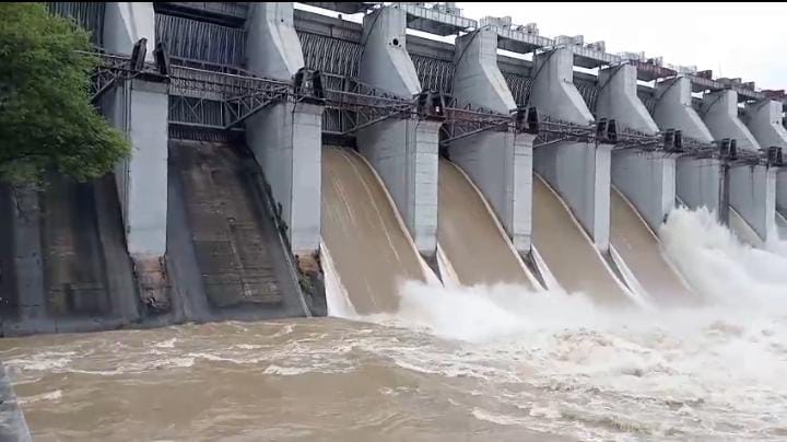 लगातार बारिश से बढ़ा चांडिल डैम का जलस्तर, खोले गए 11 रेडियल गेट,जमशेदपुर पर मंडरा रहा है बाढ़ का खतरा