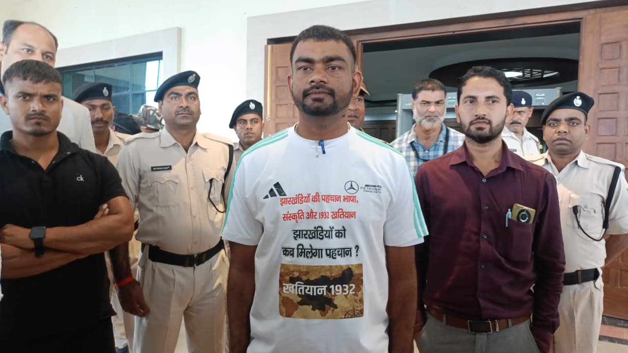 सदन में जयराम का अनोखा विरोध! टी-शर्ट पर 1932 खतियान का सवाल लेकर पहुंचे विधानसभा  
