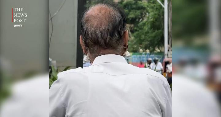 हाय दईया ये क्या देख लिया ! महिलाओं के झुमके पहन कर जब सड़क पर निकले ये चाचा तो भौचक्के रह गए लोग,देखिए-VIRAL VIDEO