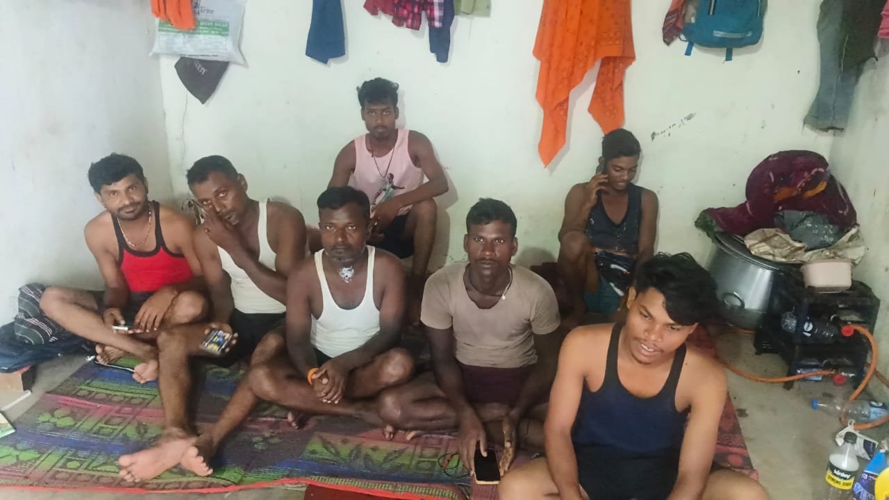विशाखापट्टनम में दो दिनों से भूखे पेट रूम में बंद है झारखण्ड के 18  मज़दूर,कंपनी नहीं दे रही पैसा  