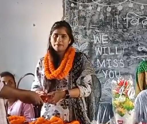 मैम हमें छोड़कर मत जाओ! टीचर की विदाई पर फ़ुट-फ़ुटकर रोने लगे बच्चे,नज़ारा देख भर आया गाँव वालों का दिल