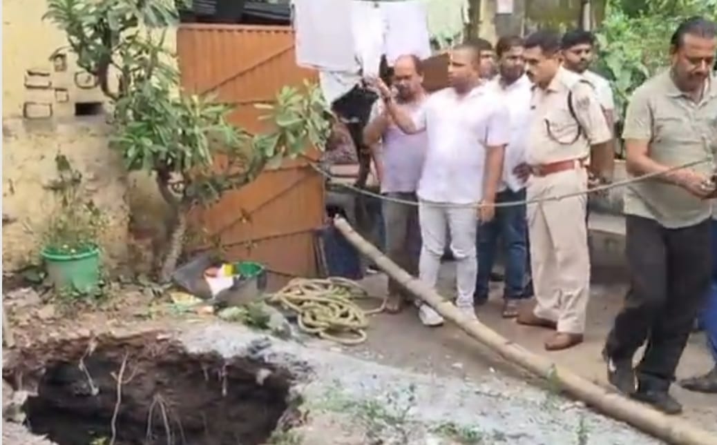 देखिये कोयला राज्य मंत्री जी !! कोयलांचल की धरती अब कैसे ककड़ी की तरह फट कर धंस रही है !!