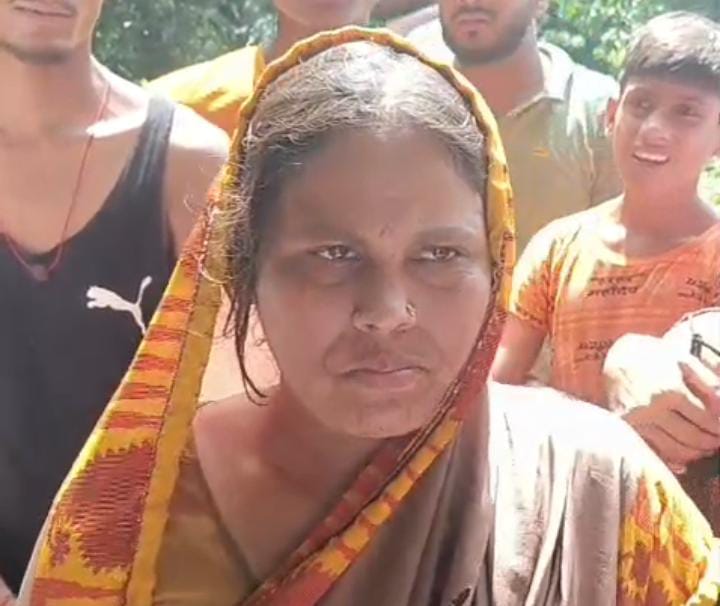 हमारी बेटी की हत्या हुई है...लकड़ी लाने खेत में गई थी बच्ची ,फिर बगीचे में मिला शव,दुष्कर्म के बाद हत्या की जताई आशंका