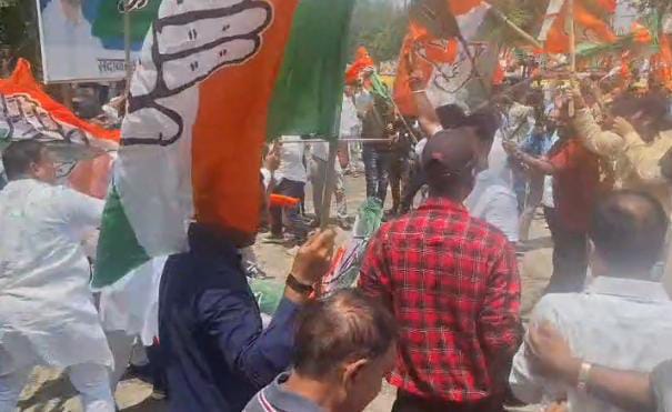 PM पर हुई अभद्र टिप्पणी को लेकर बीजेपी ने पटना मे कांग्रेस दफ़्तर के बाहर किया हंगामा, जमकर हुई मारपीट और पत्थर बाजी