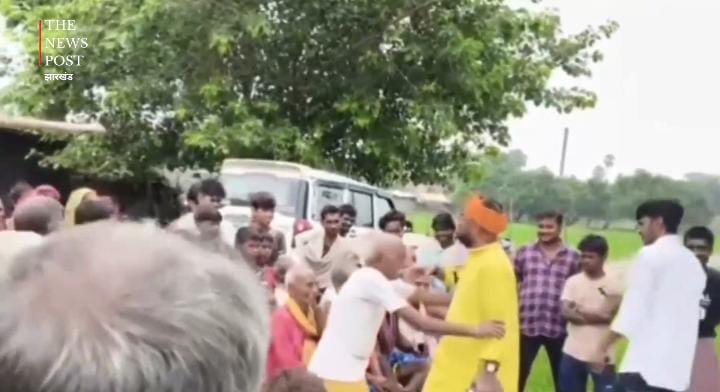 जब जनता ने लगाई क्लास तो गुस्से में बिफर पड़े नेताजी, कहा जाओ वोट नहीं देना देखिए-VIRAL VIDEO