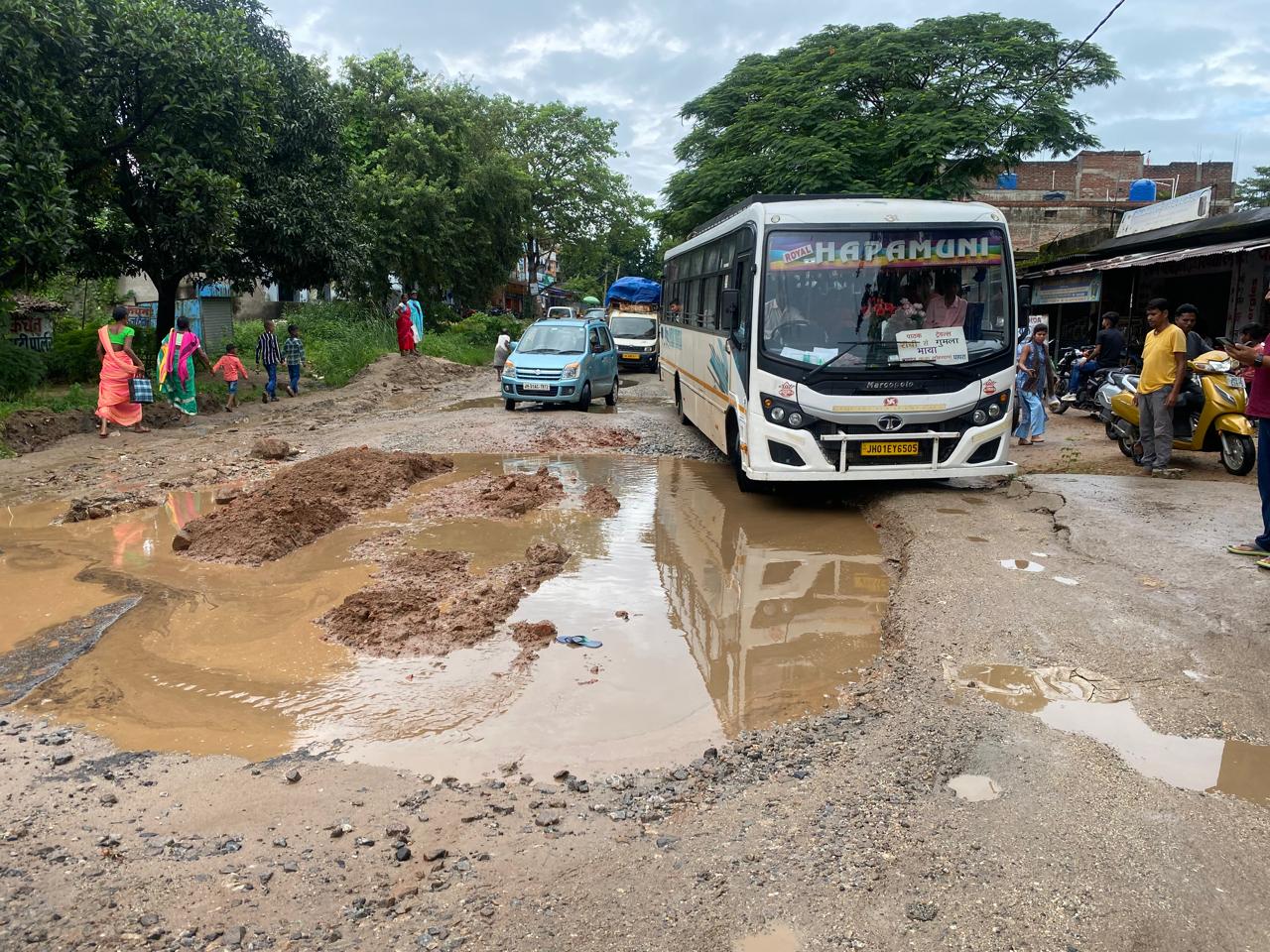 घाघरा-गुमला हाईवे पर मौत का गड्ढा, छोटे बड़े वाहन चालकों को हो रही परेशानी, फिरभी 3 महीने से विभाग बेखबर
