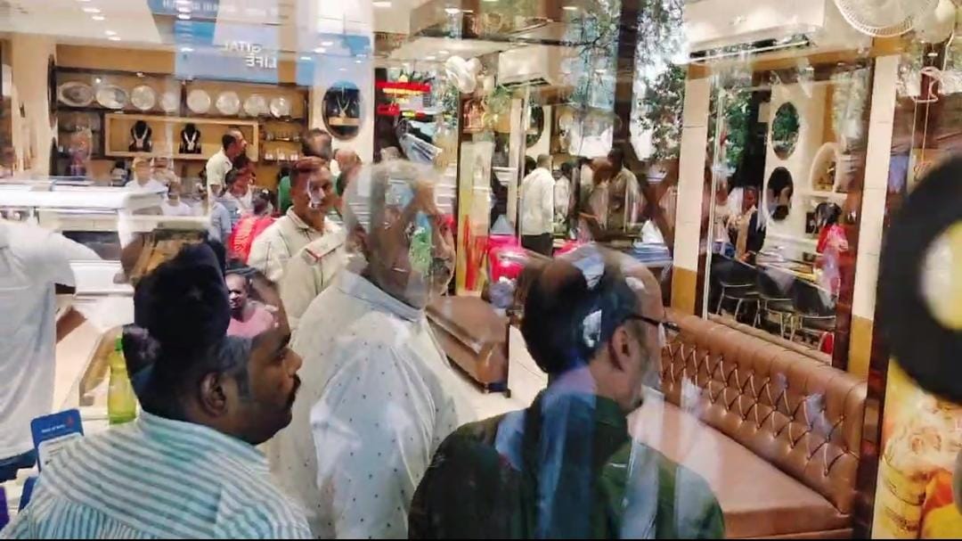जमशेदपुर के सोनारी थाना क्षेत्र में वर्दमान ज्वेलर दुकान से दिनदहाड़े लाखों की लूट, CCTV में कैद हुई वारदात