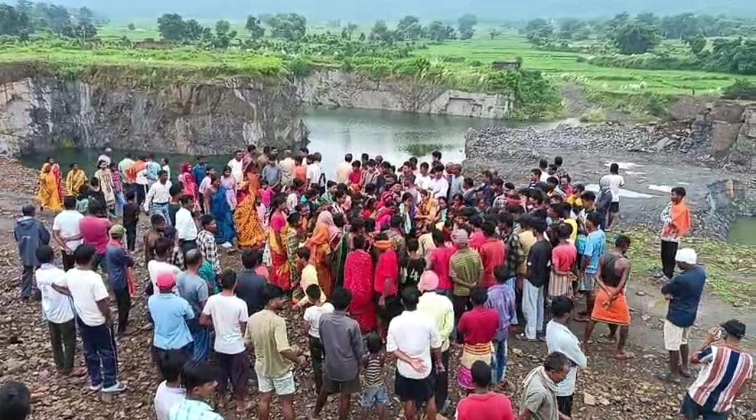रामगढ़ के पत्थर खदान में दर्दनाक हादसा, एक व्यक्ति की गई जान : सड़क पर शव रख ग्रामीण कर रहें प्रदर्शन