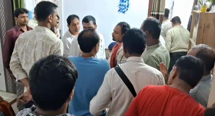ऐसा क्या हुआ कि कमरे में MBBS डॉक्टर ने बाप के पिस्टल से खुद को मार ली गोली,पढे हैरान करनेवाली वजह