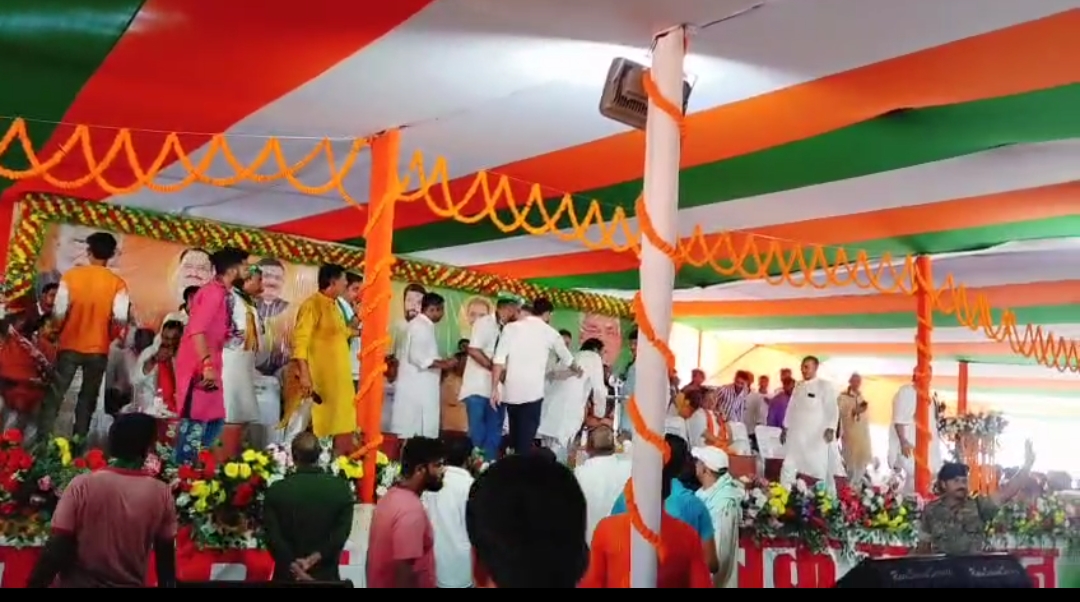 मंच पर आपस में ही भीड़ गए नेता जी! एनडीए कार्यकर्ता सम्मेलन में दो दावेदारों ने मंच पर किया जोरदार हंगामा